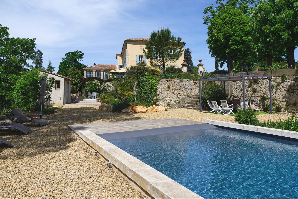 Jolie maison provençale au coeur du Lubéron, grands extérieurs avec piscine et pool house